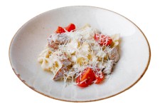 Тунец, томаты Черри, сыр Пармезан, сливочный соус, паста