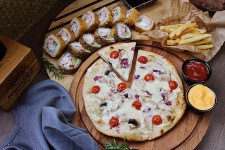 Пицца «Папа Карло», ролл «Тануки с цыпленком и беконом», ролл «Вегас», картошка-фри с сырным соусом 150г
